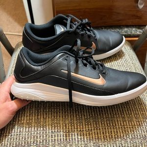 nike womens shoe size 9.5 like new. accept offers